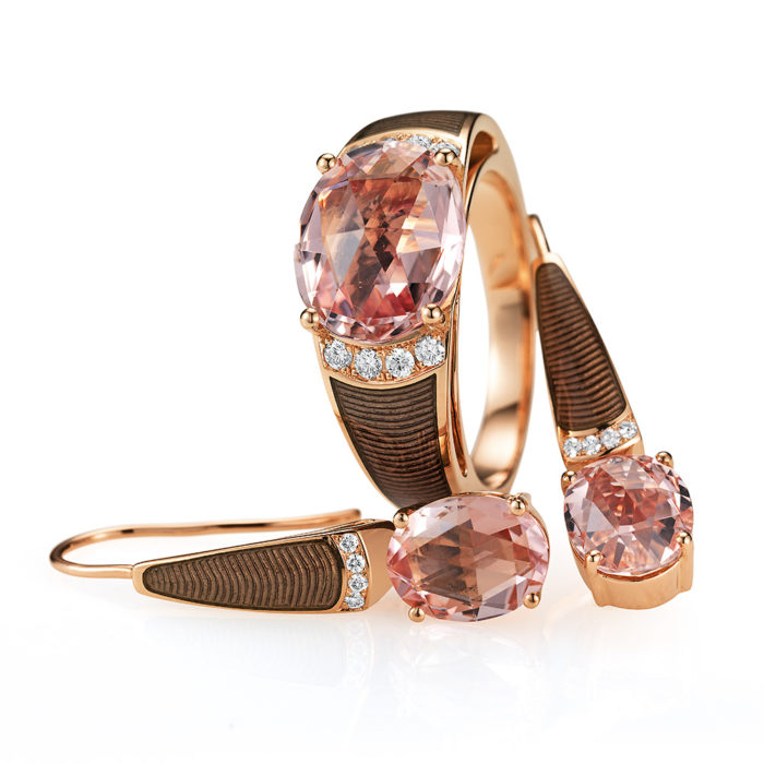 Diamant-besetzte Gold-Ohrringe mit hellgrau emailliertem Guilloche und rosa Turmalin mit passendem Ring