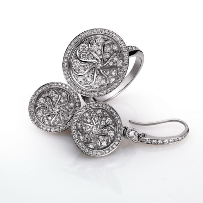 Diamant-besetzte Gold-Ohrringe mit passendem Ring