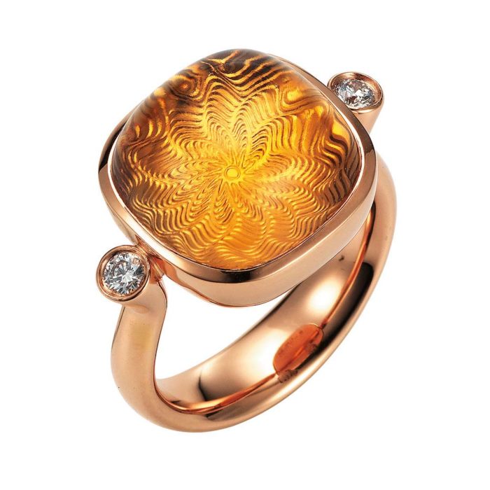 Gold Ring mit gelbem Edelstein auf guillochierter Fläche mit Diamanten