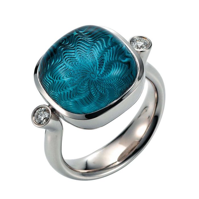 Gold Ring mit blauem Edelstein auf guillochierter Fläche mit Diamanten