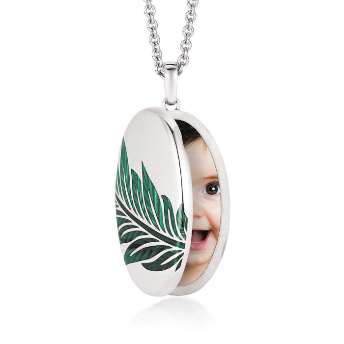 Gold locket with green enamelled guilloche to open for your own picture