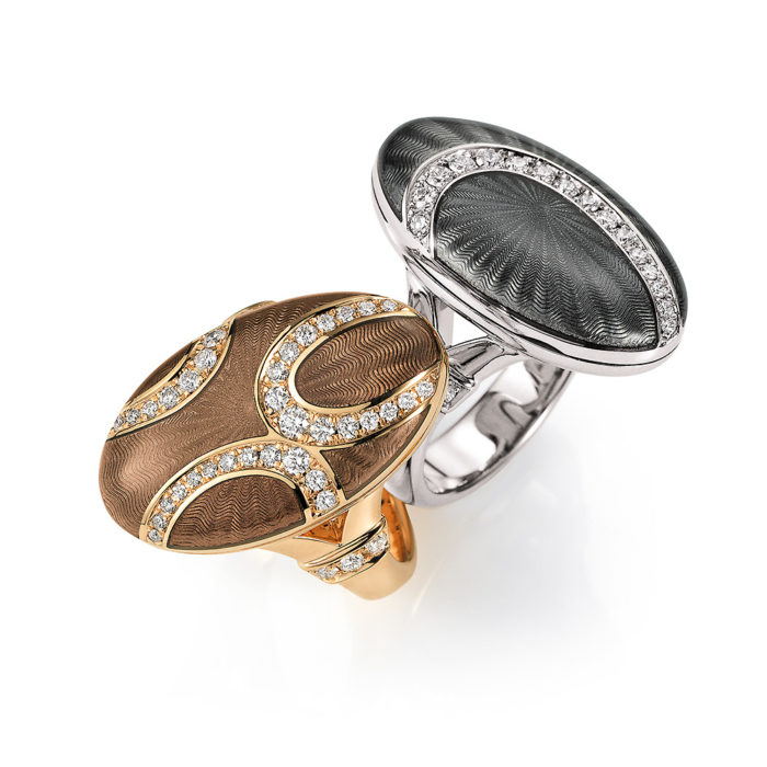 Diamant-besetzter Gold-Ring mit Medaillon und hellgrau emailliertem Guilloche zum Aufklappen für eigene Bilder