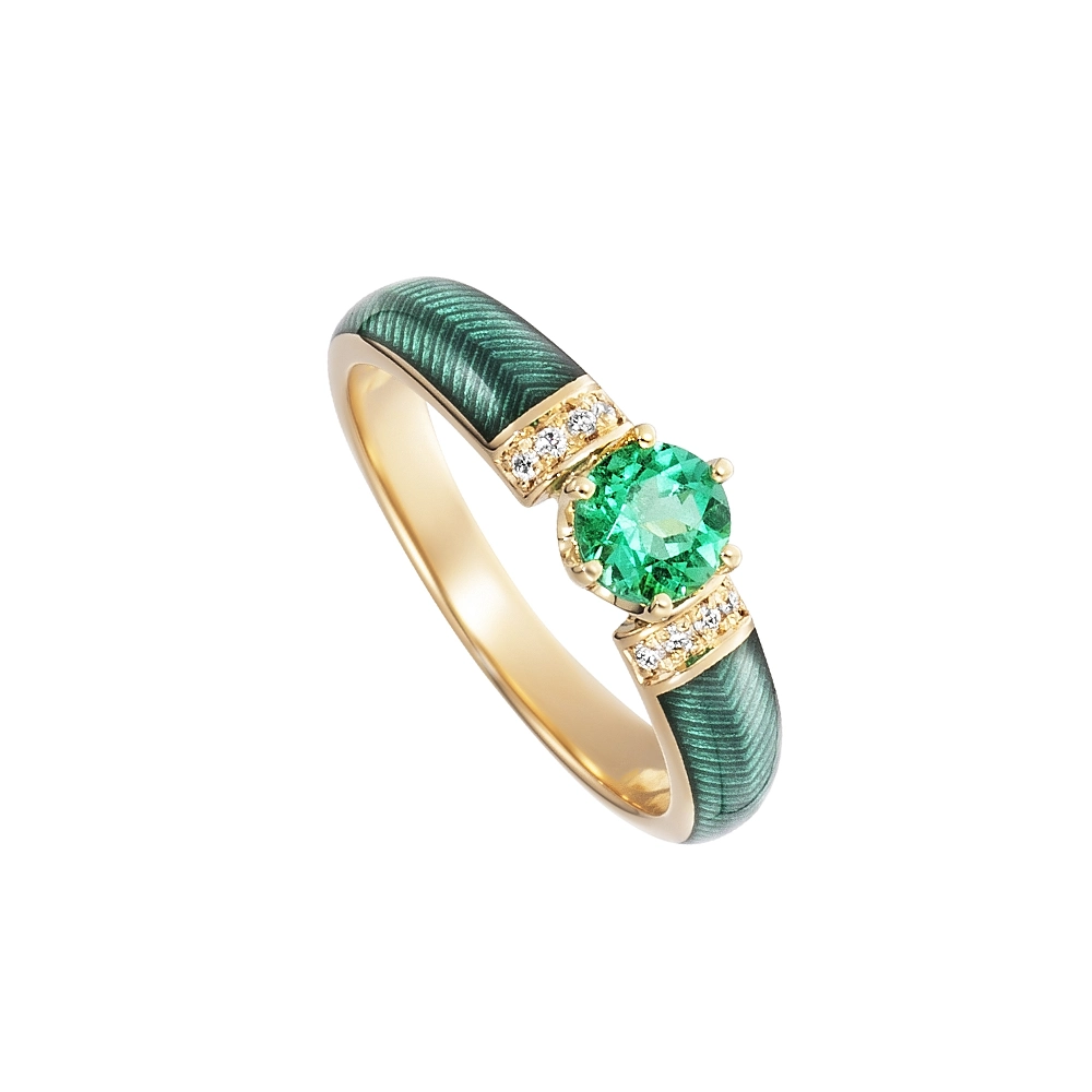 Golden ring with a green centre stone and two rows of small diamonds next to it. The ring shoulders are coloured green.