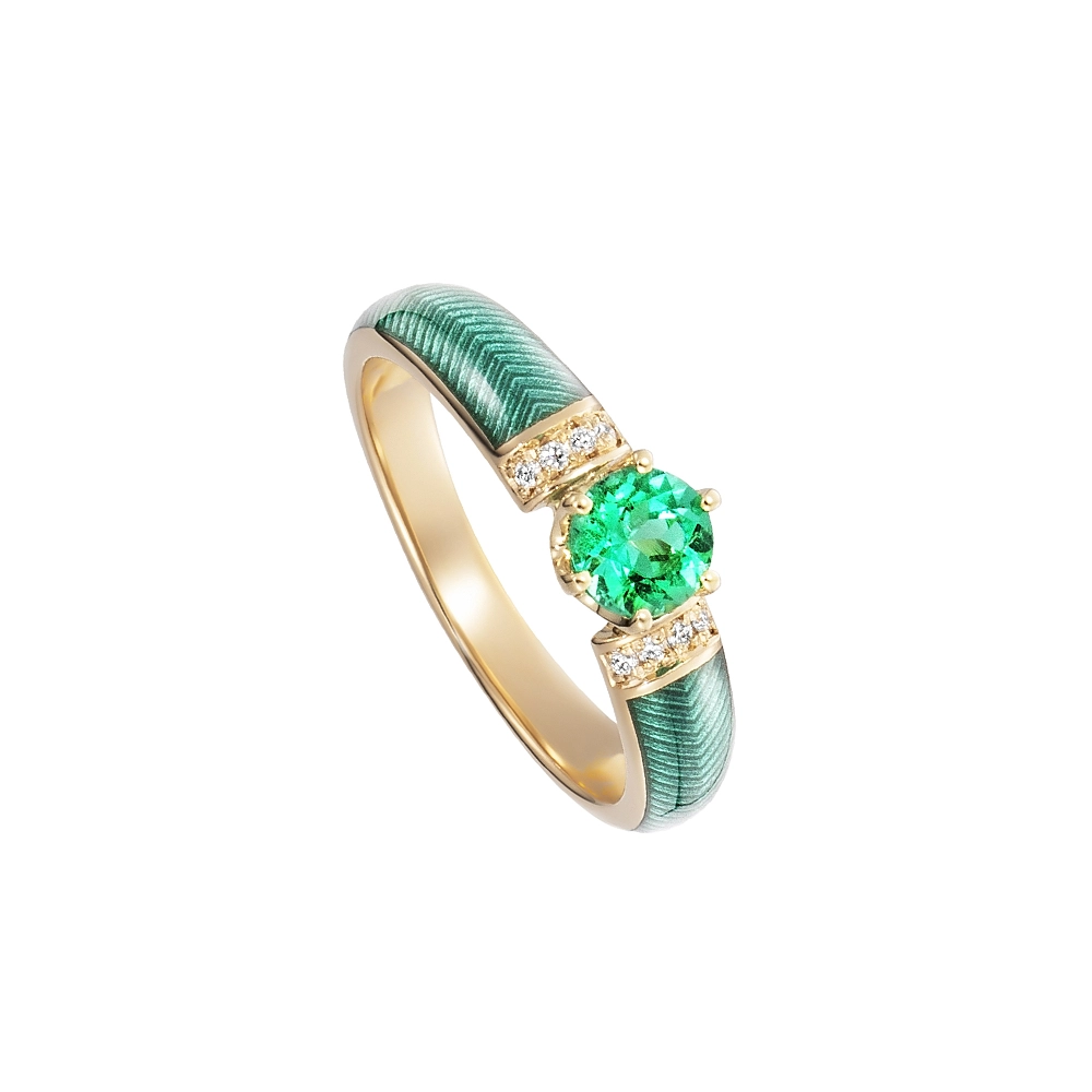 Golden ring with a lightgreen centre stone and two rows of small diamonds next to it. The ring shoulders are coloured green.