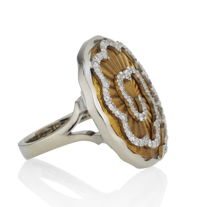 weiß-goldener, diamant-besetzter Gold-Ring mit bernsteinfarben emailliertem Guilloche