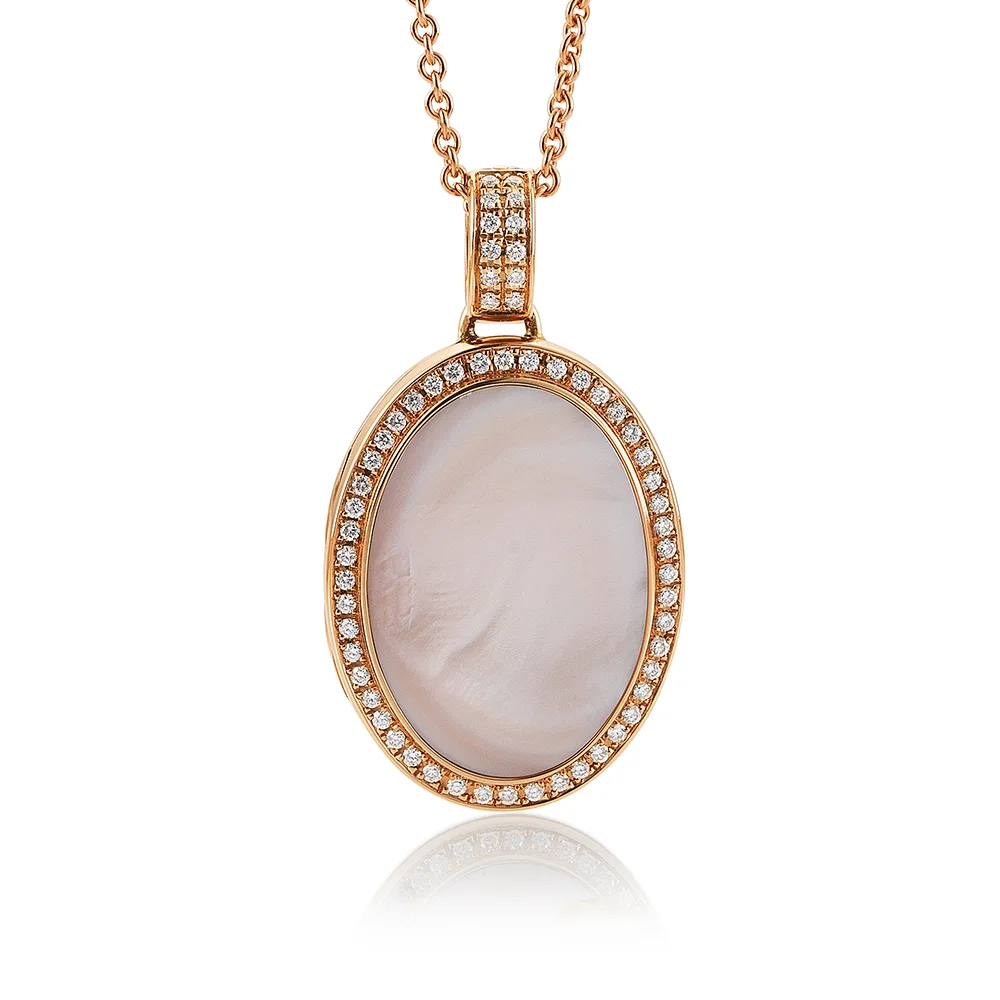 Ovales Medaillon-Collier aus Roségold mit rosa Einlage in der Mitte und Brillantkranz
