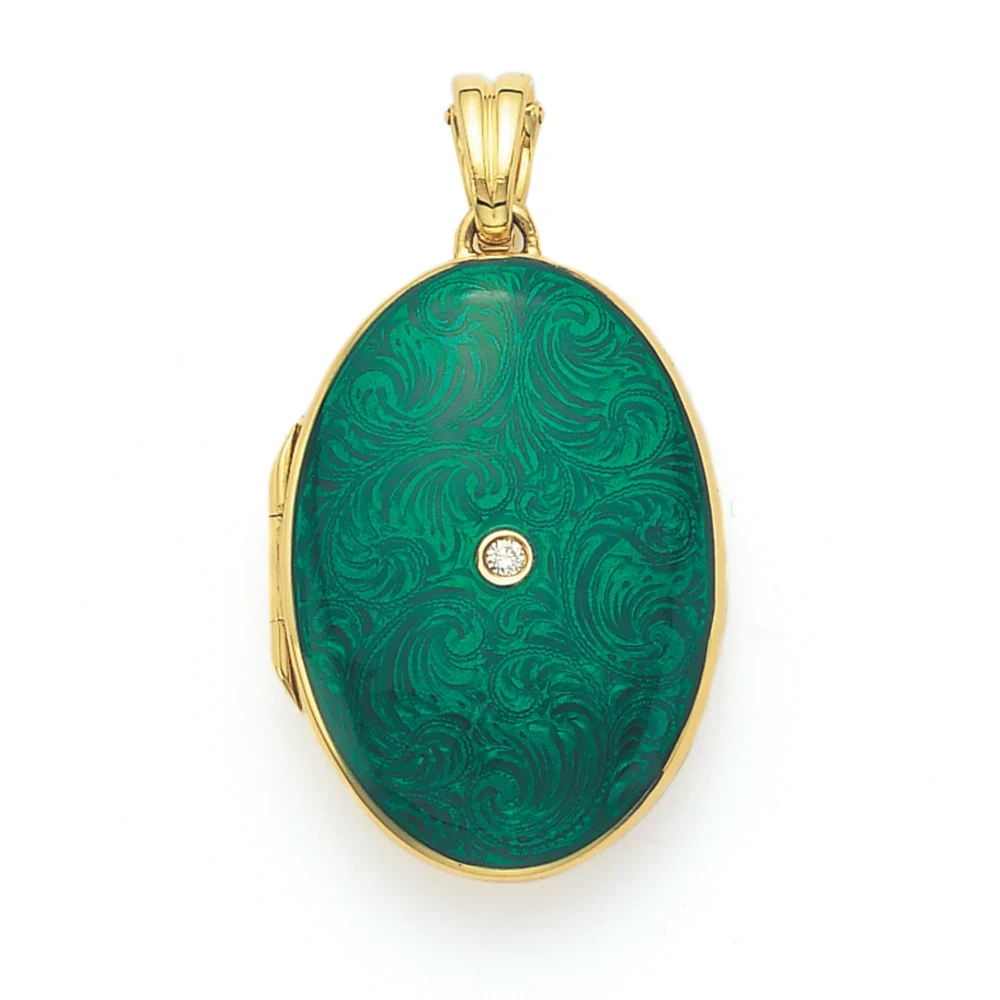 Ovales Medaillon-Collier aus Gelbgold, grün lackiert auf floral graviertem Grund, mit einem Brillanten besetzt