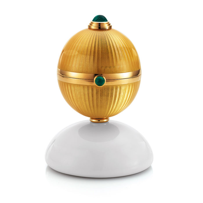 Goldenes Objekt zum öffnen mit fondantfarben emailliertem Guilloche, Smaragden, Cocolongfuß und Überaschung im Inneren.