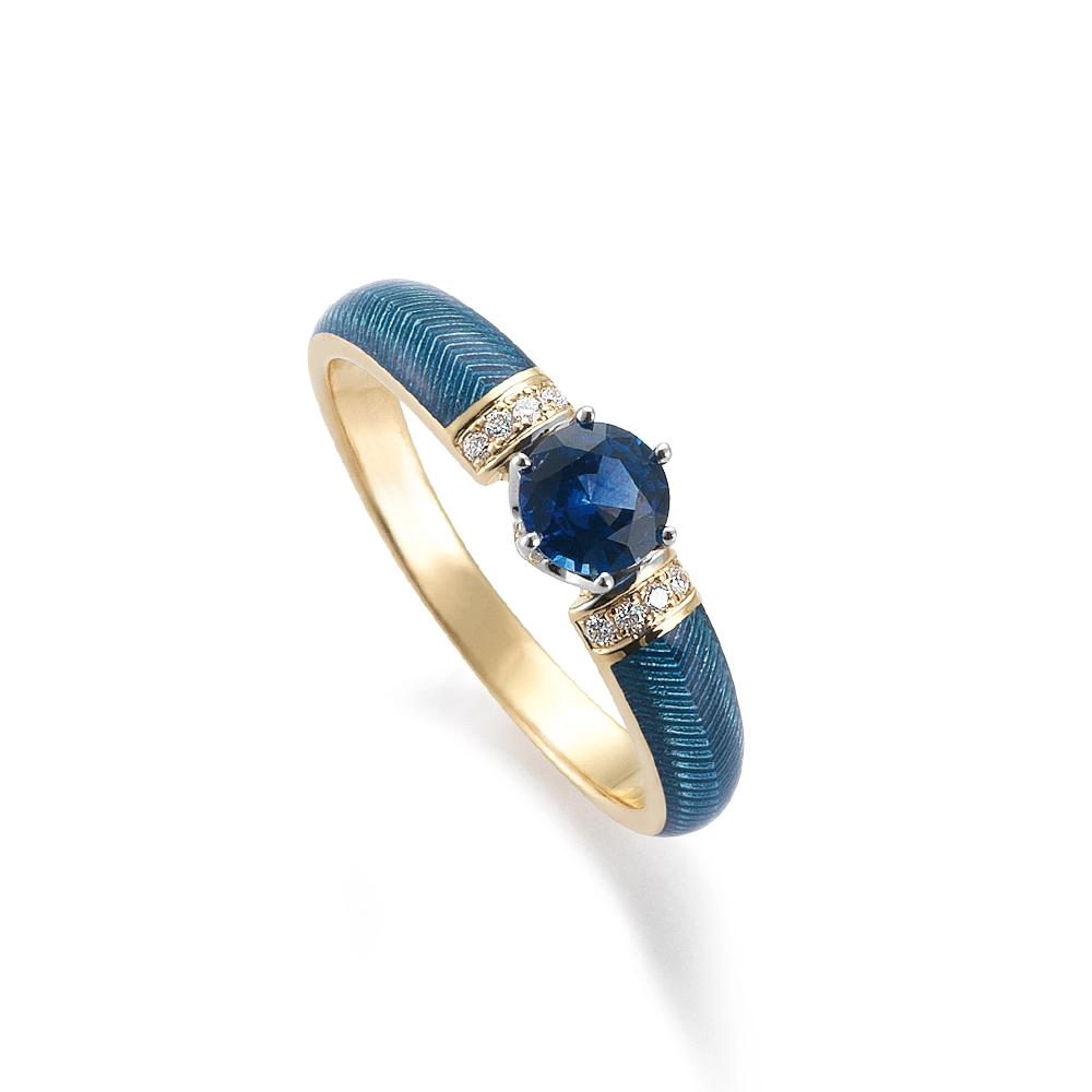 Golden ring with a blue centre stone and two rows of small diamonds next to it. The ring shoulders are coloured light blue.