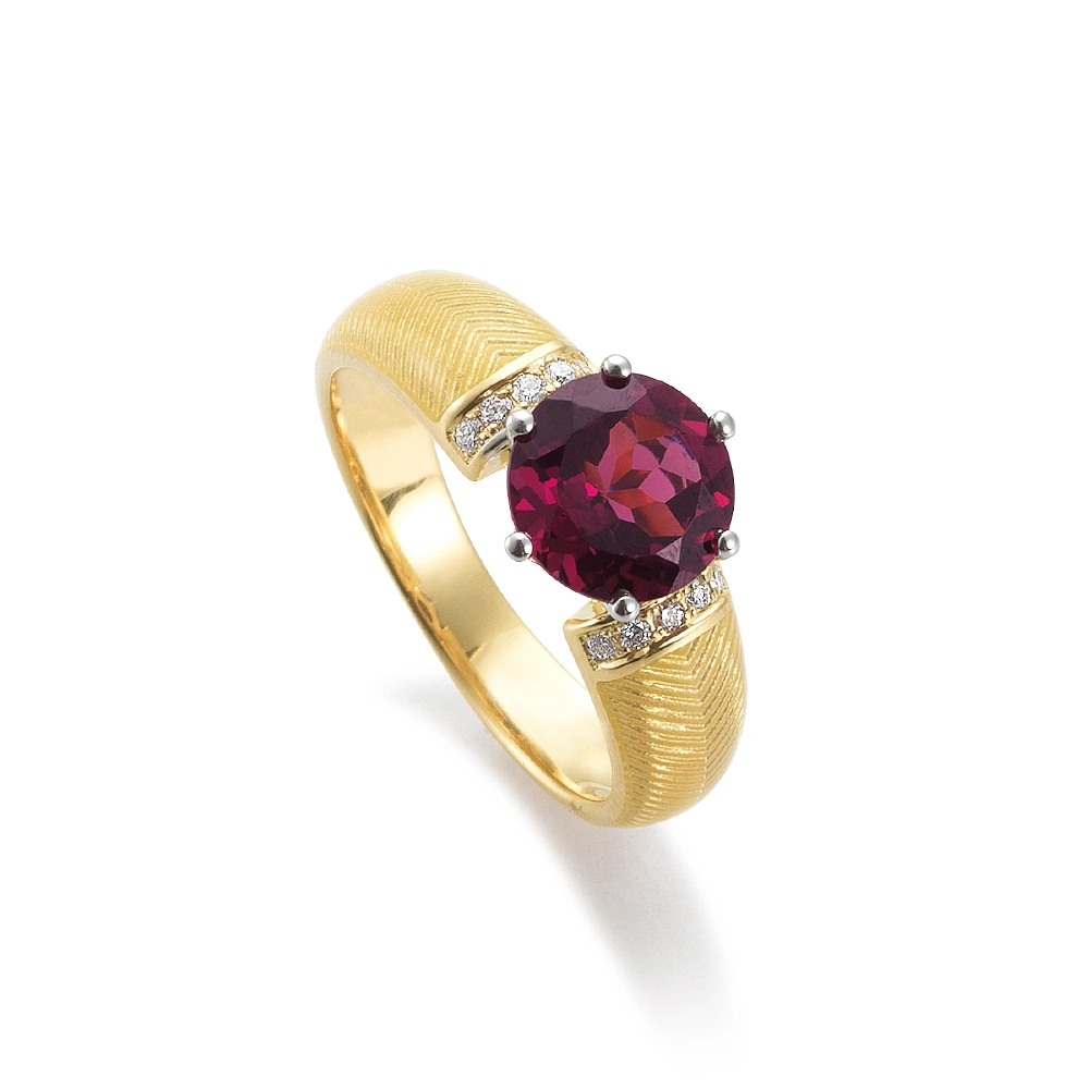 Golden ring with a red centre stone and two rows of small diamonds next to it. The ring shoulders are coloured golden yellow.