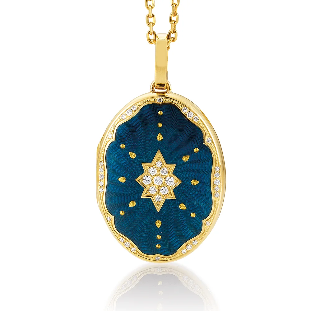Ovaler Medaillon-Anhänger aus Gelbgold, blau lackiert mit einer vielzahl kleiner goldener Punkte und mit einem Stern aus Brillanten in der Mitte.