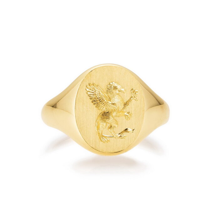 Oval signet ring in 18k yellow gold with hand engraving of a griffin