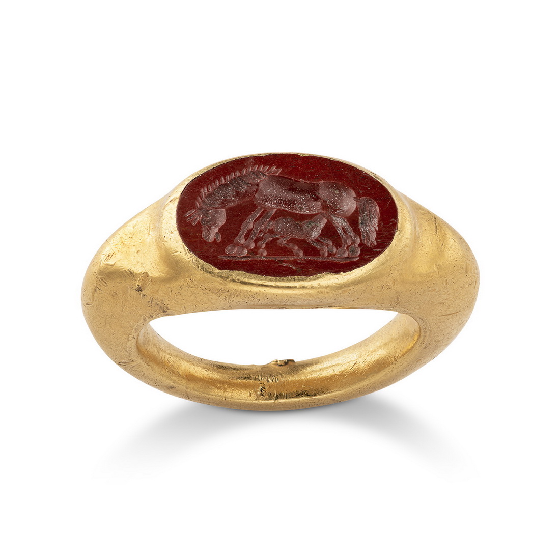 Signet ring with intaglio of a mare suckling a foal Gold, red jasper, Rome, 3rd century AD, © Schmuckmuseum Pforzheim