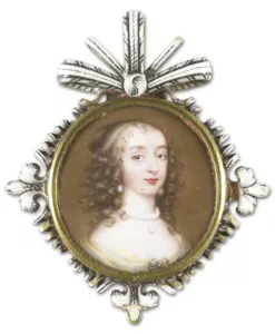 Round pendant with portrait of a lady. Frame with decorative patterns and with stylized flowers at 12, 3, 6 and 9 o'clock. 