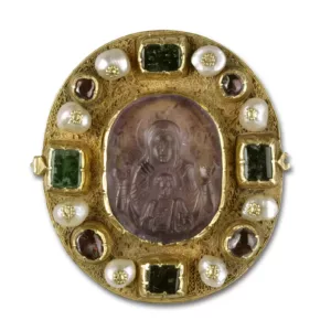 Ovaler goldener Anhänger Jungfrau und Kind mit eingraviertem rosa Edelstein im Zentrum. Rahmen verziert mit 8 Perlen, 4 grünen und 4 braunen Edelsteinen