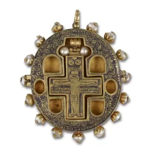 Ovaler goldfarbener Anhänger mit Kreuz in der Mitte, verziert mit floralen Textmotiven und einem Christus am Kreuz mit 17 Perlen,