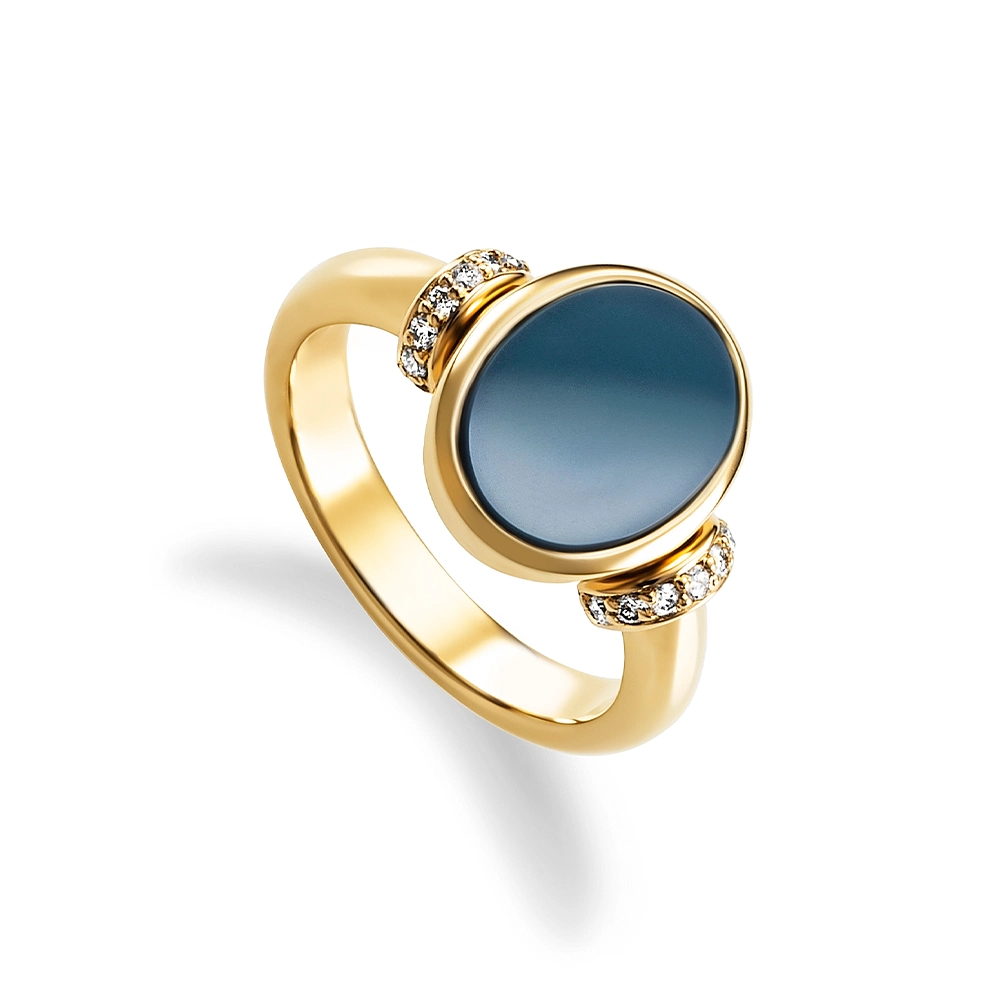 Ovaler Siegelring in Gelbgold mit blauem Edelstein und besetzt mit Brillanten.