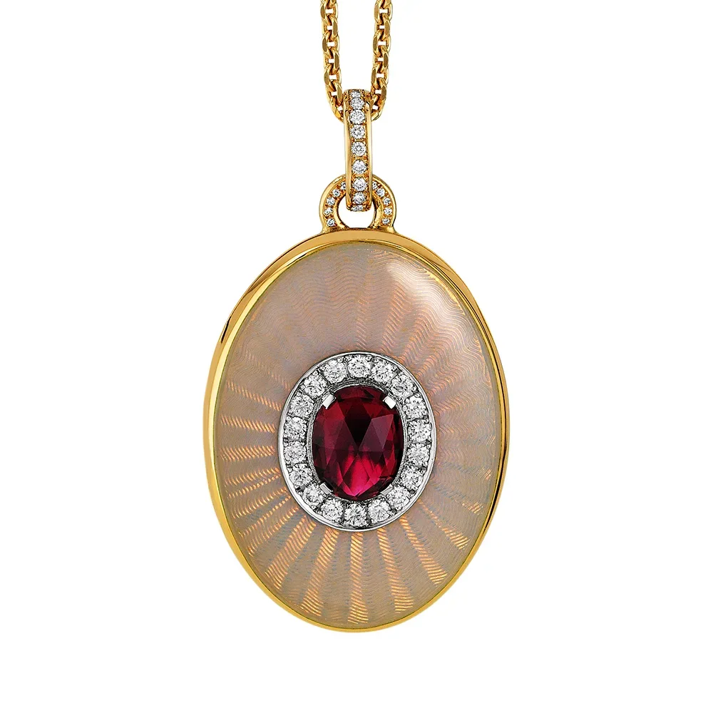 Ovaler Anhänger aus Gelb und Weißgold, mit weißer Farbe, verziert mit Brillanten und einem roten Edelstein