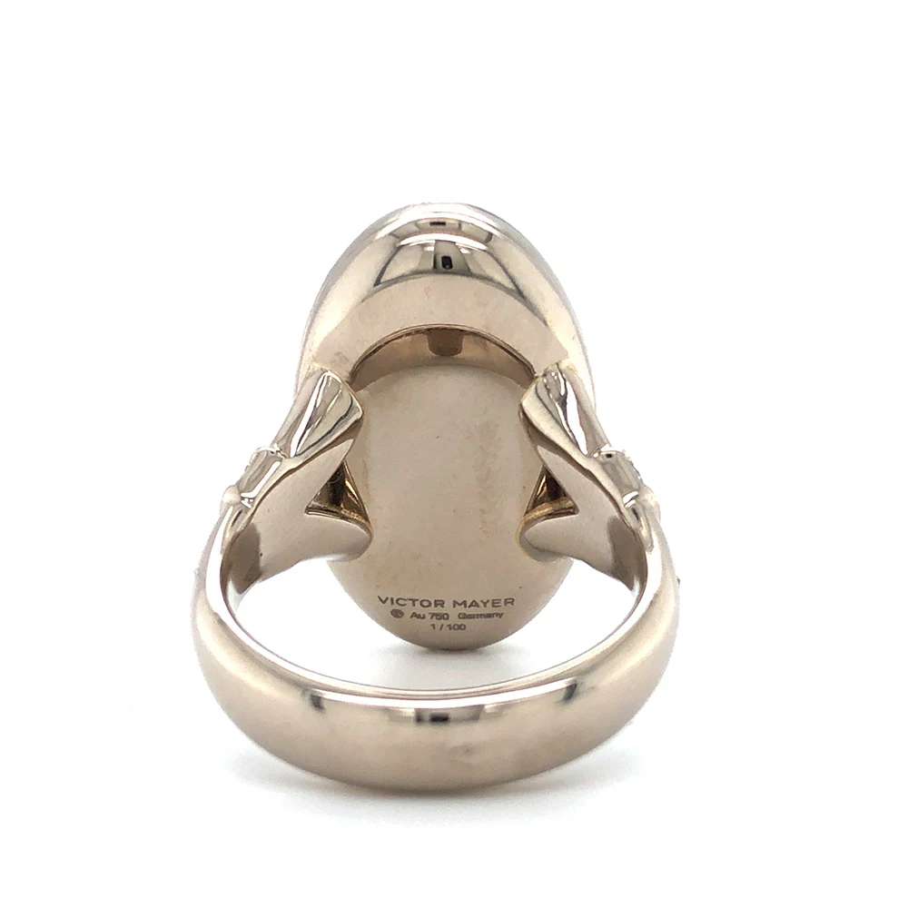 Oval ring in white gold with blue colour decorated with blue gemstone and diamonds