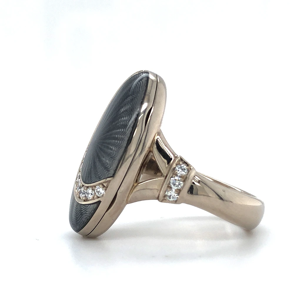 Oval ring in white gold with grey colour decorated with diamonds