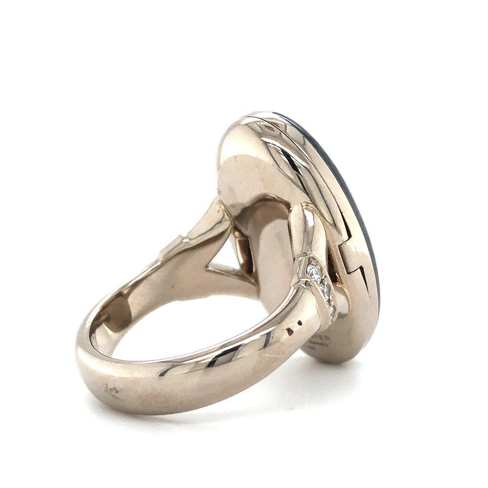 Oval ring in white gold with grey colour decorated with diamonds