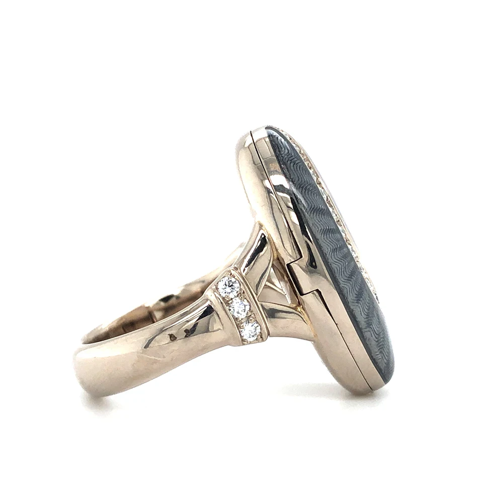 Oval ring in white gold with grey colour decorated with diamonds
