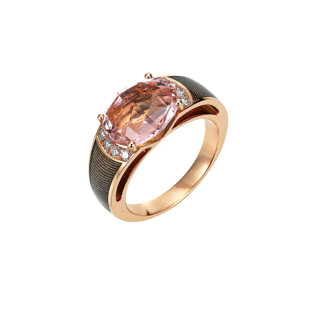 Ring aus Roségold mit weißer Farbe verziert mit Brillanten und einem rosa Edelstein