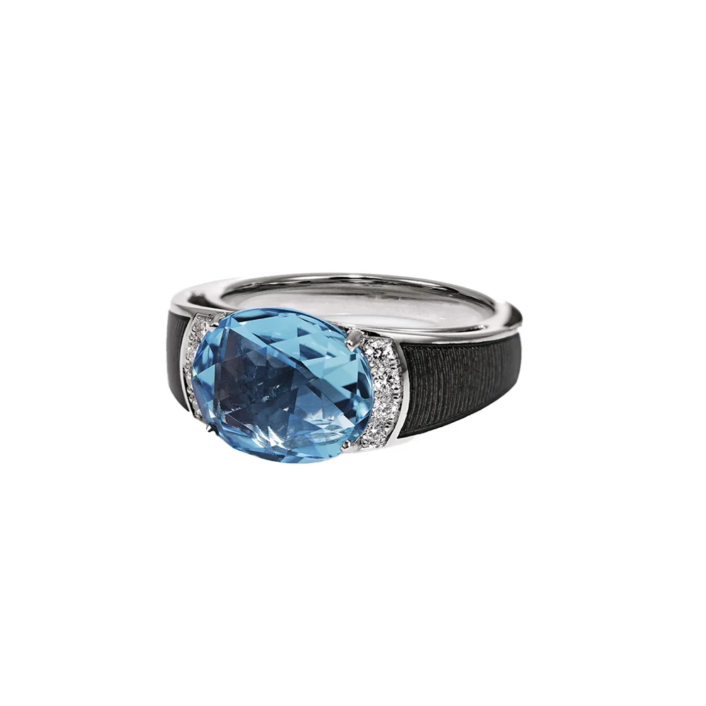 Ring aus Weißgold mit grauer Farbe verziert mit Brillanten und einem blauen Edelstein