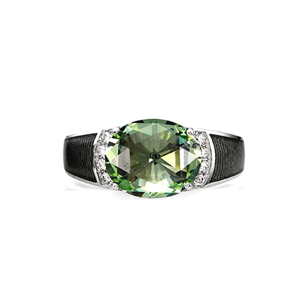 Ring aus Weißgold mit grauer Farbe verziert mit Brillanten und einem grünem Edelstein
