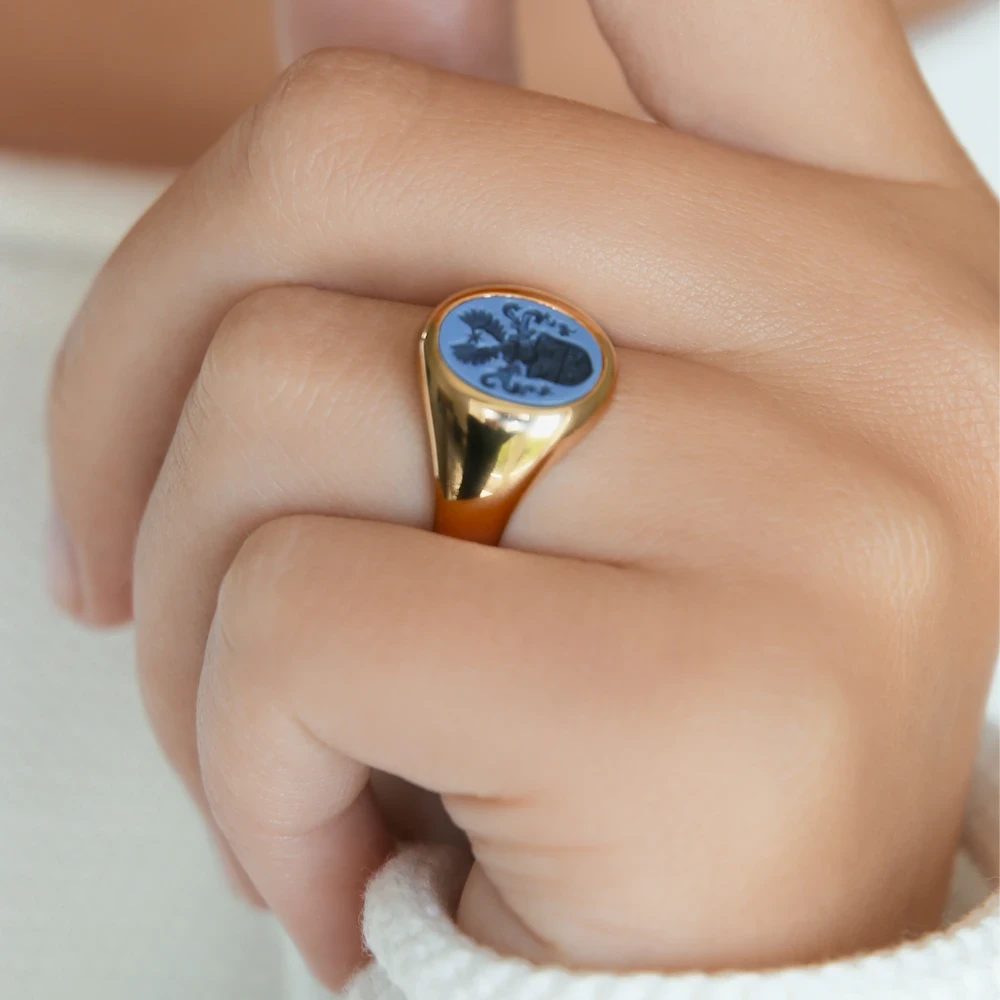 Oval signet ring in rose gold with a blue gemstone and engraving