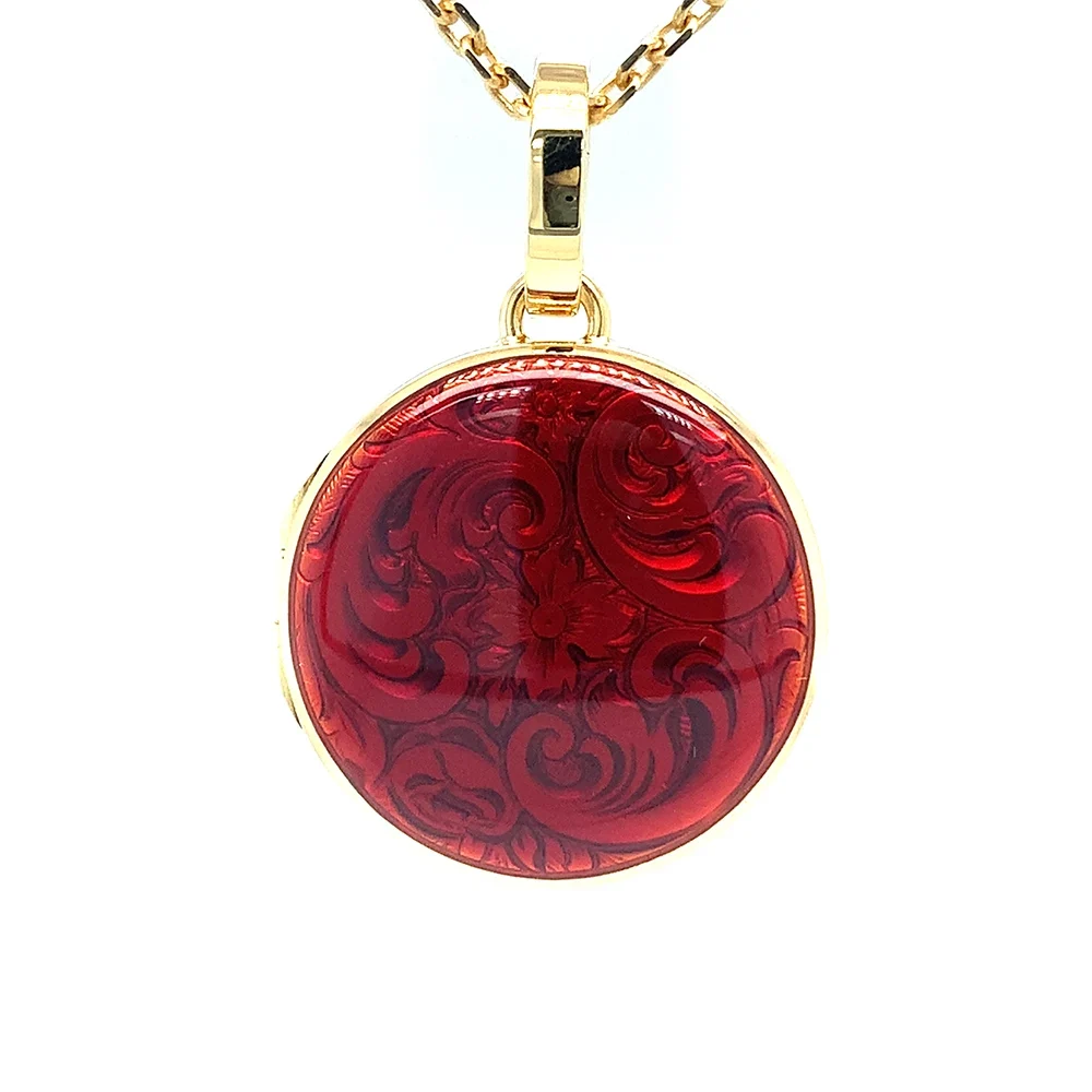 Rundes Medaillon-Collier in Gelbgold rot lackiert und einer Gravur