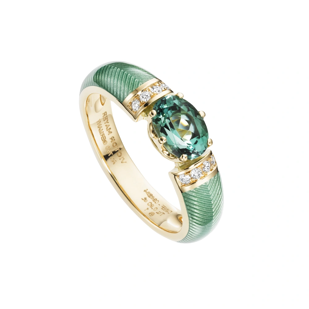 Goldener Ring mit einem ovalen grünen Stein und zwei Reihen von kleinen Diamanten daneben. Die Ringschultern sind helltürkisfarben.