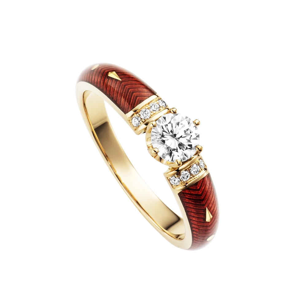 Golden ring with a white centre stone and two rows of small diamonds next to it. The ring shoulders are coloured red.