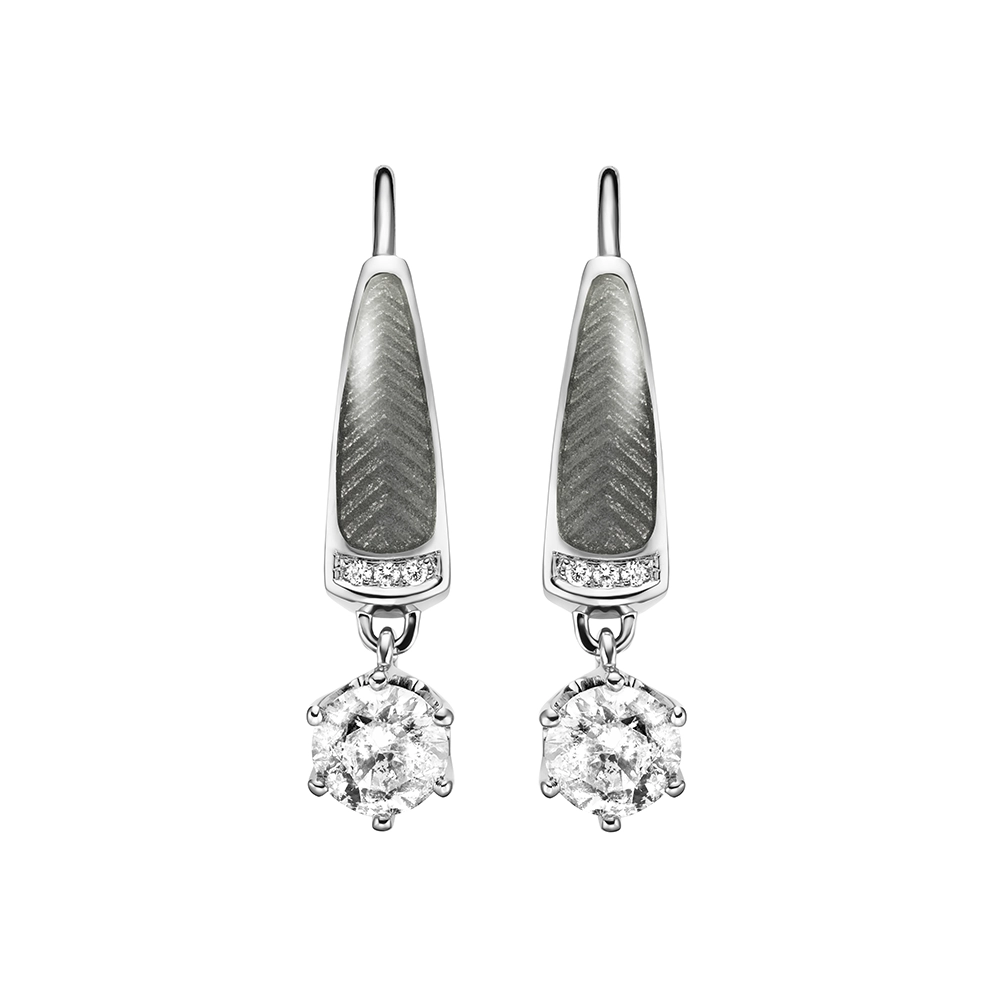 Ohrringe mit zwei runden Steinen und einer Reihe von kleinen Diamanten daneben. Der Körper des Anhängers ist grau.