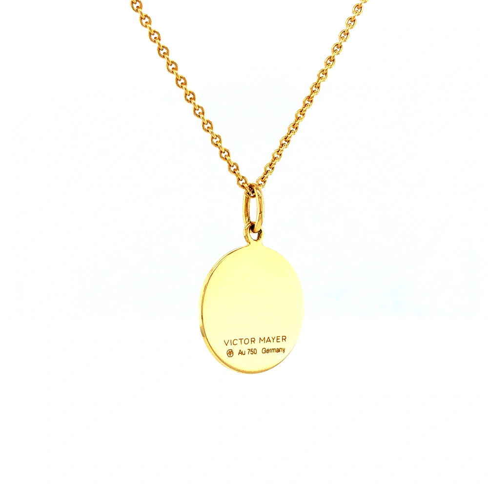 Kleiner runder Anhänger aus Gelbgold, etwa so groß wie eine kleine Münze. Die Vorderseite schimmert in transluzider hellgrauer Emaille mit feinem Wellenmuster. In der Mitte liegt ein winziges sechseckiges Goldplättchen in Sternform mit mikroskopisch feinen Reliefdetails.