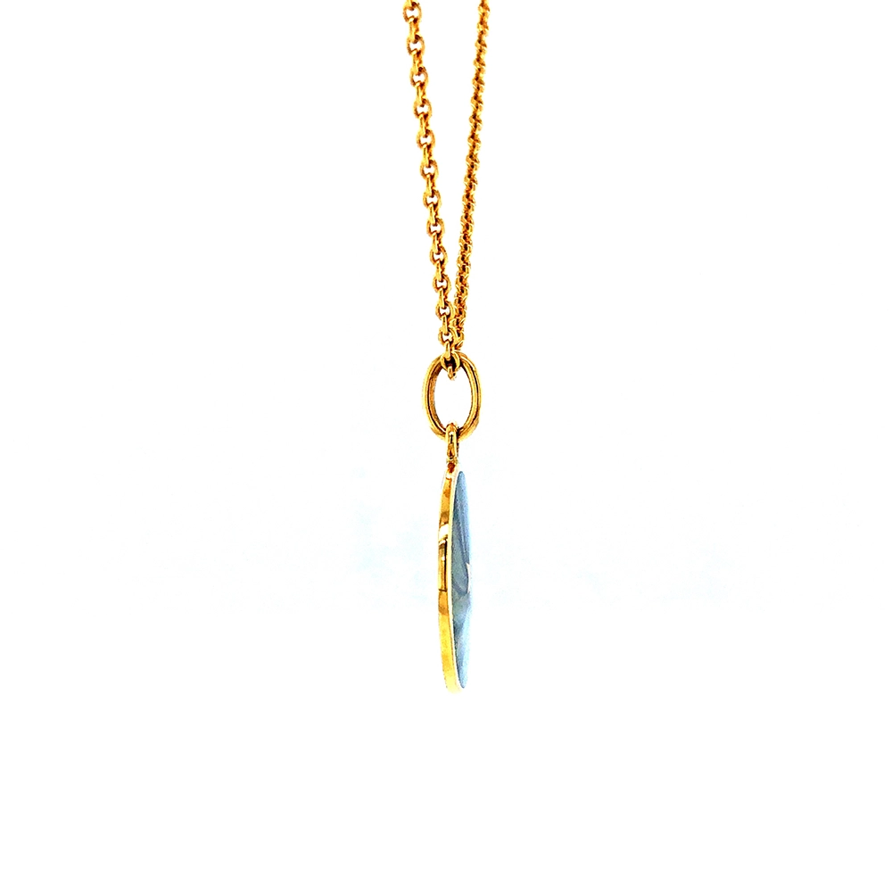 Kleiner runder Anhänger aus Gelbgold, etwa so groß wie eine kleine Münze. Die Vorderseite schimmert in transluzider hellgrauer Emaille mit feinem Wellenmuster. In der Mitte liegt ein winziges sechseckiges Goldplättchen in Sternform mit mikroskopisch feinen Reliefdetails.