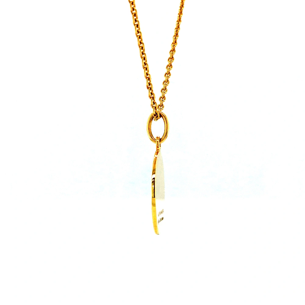 Kleiner runder Anhänger aus Gelbgold, etwa so groß wie eine kleine Münze. Die Vorderseite schimmert in transluzider hellgrauer Emaille mit feinem Wellenmuster. In der Mitte liegt ein winziges sechseckiges Goldplättchen in Sternform mit mikroskopisch feinen Reliefdetails.