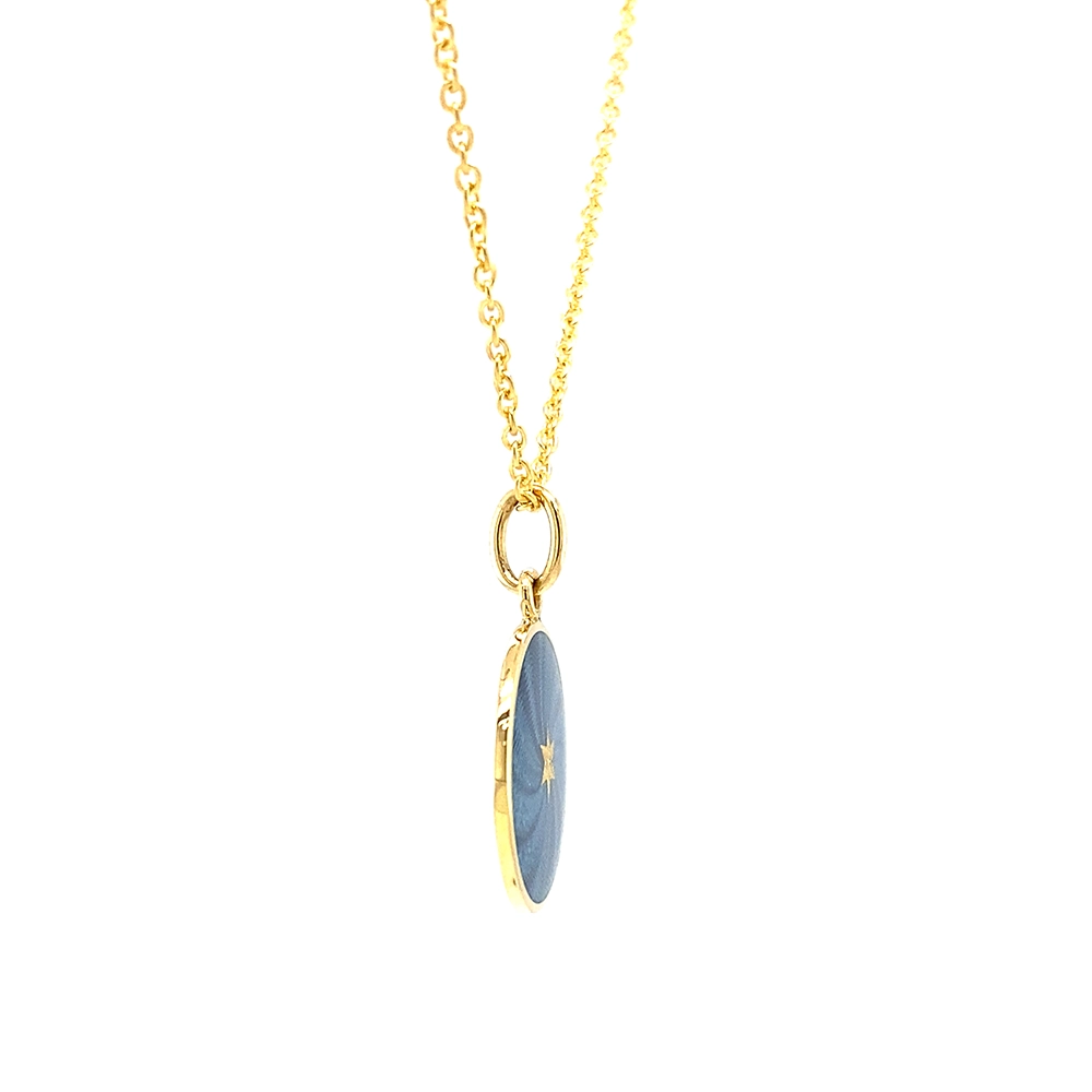 Kleiner runder Anhänger aus Gelbgold, etwa so groß wie eine kleine Münze. Die Vorderseite schimmert in transluzider mediumblauer Emaille mit feinem Wellenmuster. In der Mitte liegt ein winziges sechseckiges Goldplättchen in Sternform mit mikroskopisch feinen Reliefdetails.