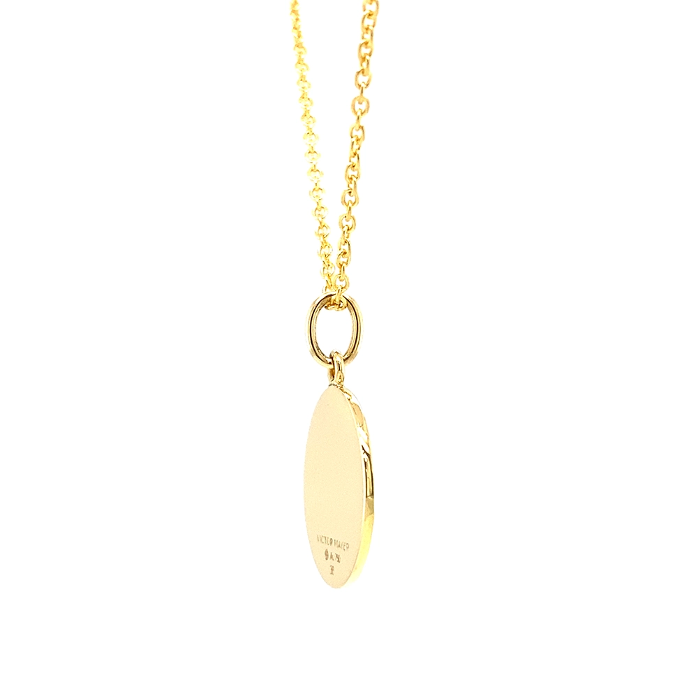 Kleiner runder Anhänger aus Gelbgold, etwa so groß wie eine kleine Münze. Die Vorderseite schimmert in transluzider mediumblauer Emaille mit feinem Wellenmuster. In der Mitte liegt ein winziges sechseckiges Goldplättchen in Sternform mit mikroskopisch feinen Reliefdetails.
