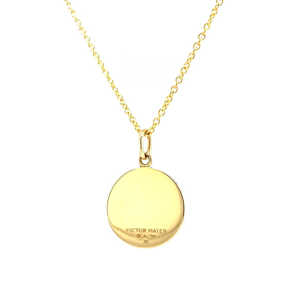 Kleiner runder Anhänger aus Gelbgold, etwa so groß wie eine kleine Münze. Die Vorderseite schimmert in transluzider mediumblauer Emaille mit feinem Wellenmuster. In der Mitte liegt ein winziges sechseckiges Goldplättchen in Sternform mit mikroskopisch feinen Reliefdetails.