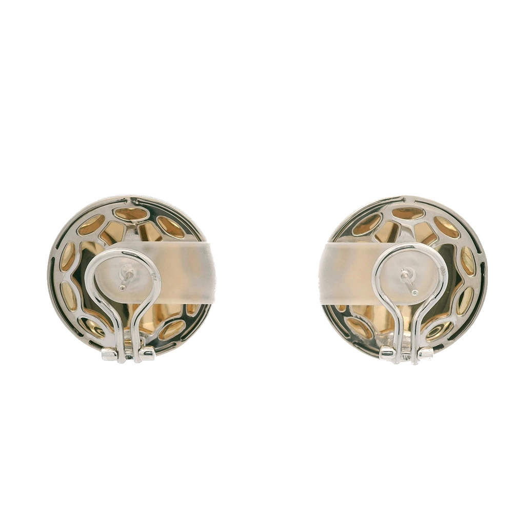 Ein Paar runde Ohrringe aus Weißgold. Der Ohrschmuck hat etwa die Größe einer Münze. Die Oberfläche schimmert in einem kräftigen Opal-Türkis-Ton mit einem wellenartigen Muster. Darüber liegt die Form einer großen Blüte, besetzt mit vielen kleinen Diamanten.