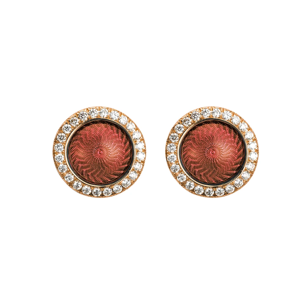 Bouton-Ohrschmuck Candy aus Roségold mit rundem, leicht gewölbtem Mittelteil, rosafarbener Emaille im Windmühlenmuster und 48 Brillanten, Durchmesser 12,2 mm.