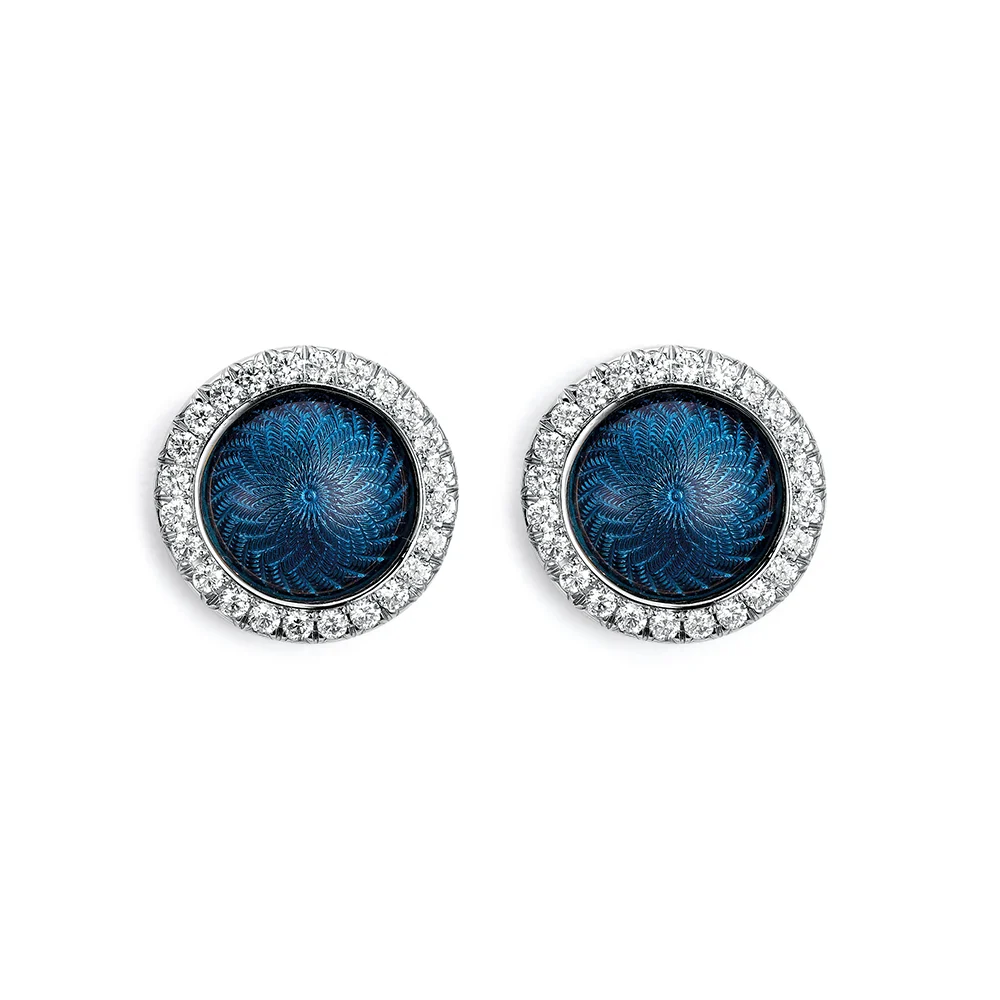 Bouton-Ohrschmuck Candy aus Weißgold mit rundem, leicht gewölbtem Mittelteil, petrolblauer Emaille im Windmühlenmuster und 40 Brillanten, Durchmesser 12,2 mm.