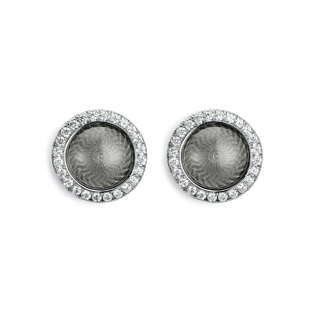 Bouton-Ohrschmuck Candy aus Weißgold mit rundem, leicht gewölbtem Mittelteil, hellgrau Emaille im Windmühlenmuster und 48 Brillanten, Durchmesser 12,2 mm.