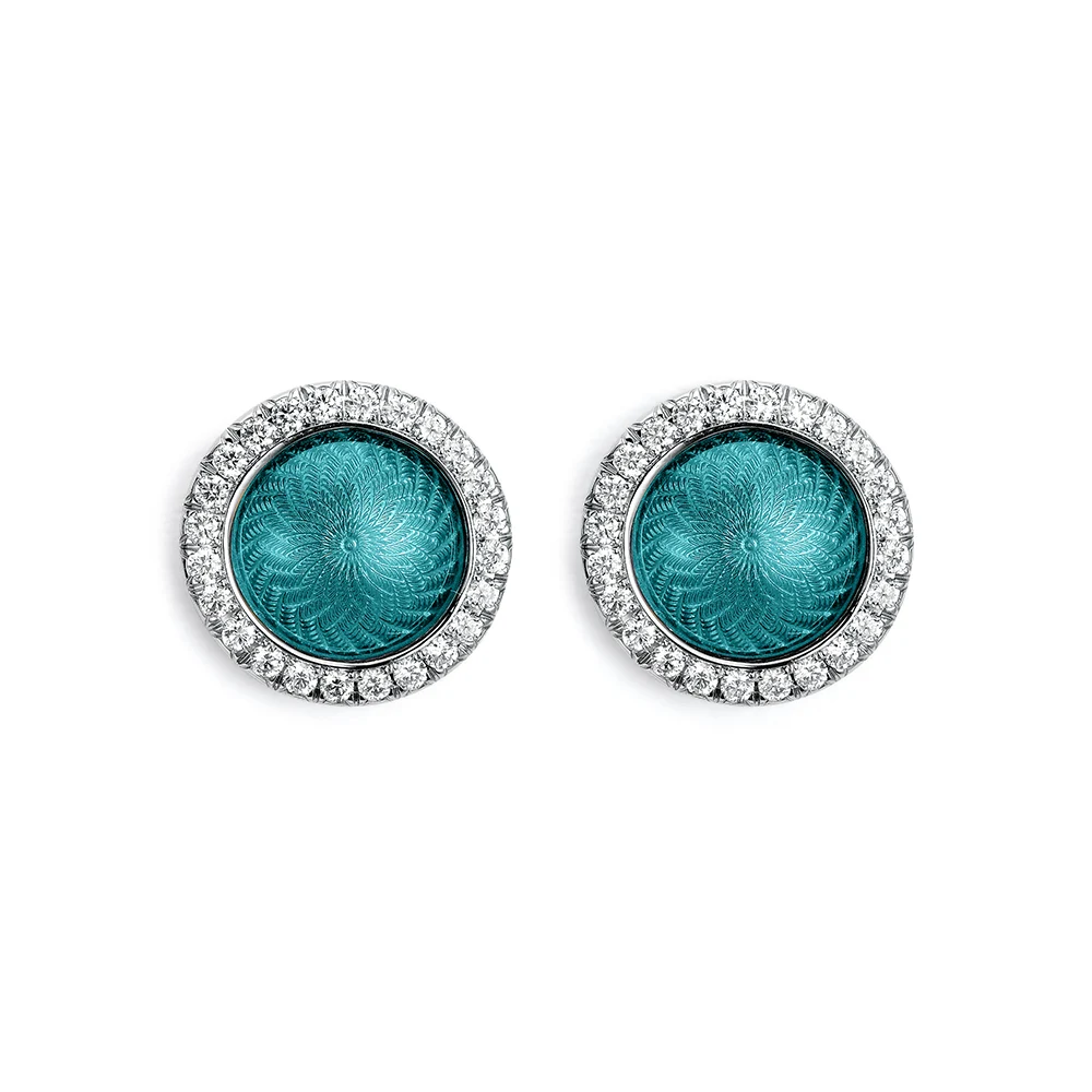 Bouton-Ohrschmuck Candy aus Weißgold mit rundem, leicht gewölbtem Mittelteil, türkisfarbener Emaille im Windmühlenmuster und 48 Brillanten, Durchmesser 12,2 mm.
