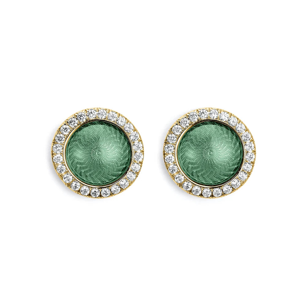Bouton-Ohrschmuck Candy aus Gelbgold mit rundem, leicht gewölbtem Mittelteil, helltürkisfarbener Emaille im Windmühlenmuster und 48 Brillanten, Durchmesser 12,2 mm.