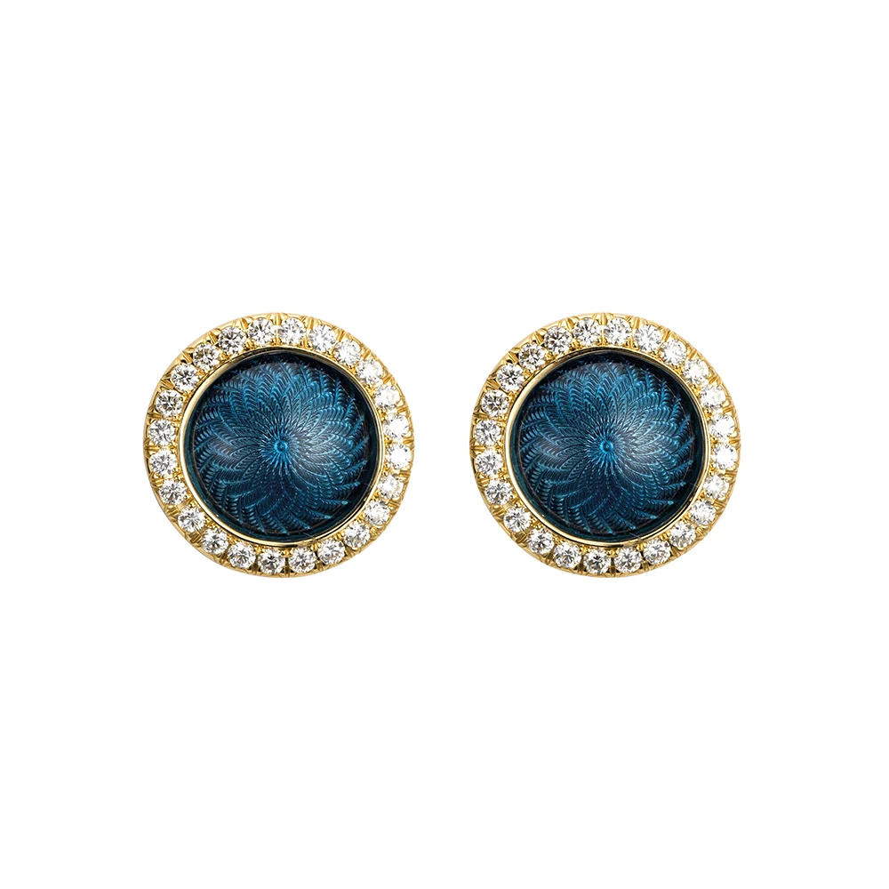 Bouton-Ohrschmuck Candy aus Gelbgold mit rundem, leicht gewölbtem Mittelteil, mediumblauer Emaille im Windmühlenmuster und 48 Brillanten, Durchmesser 12,2 mm.