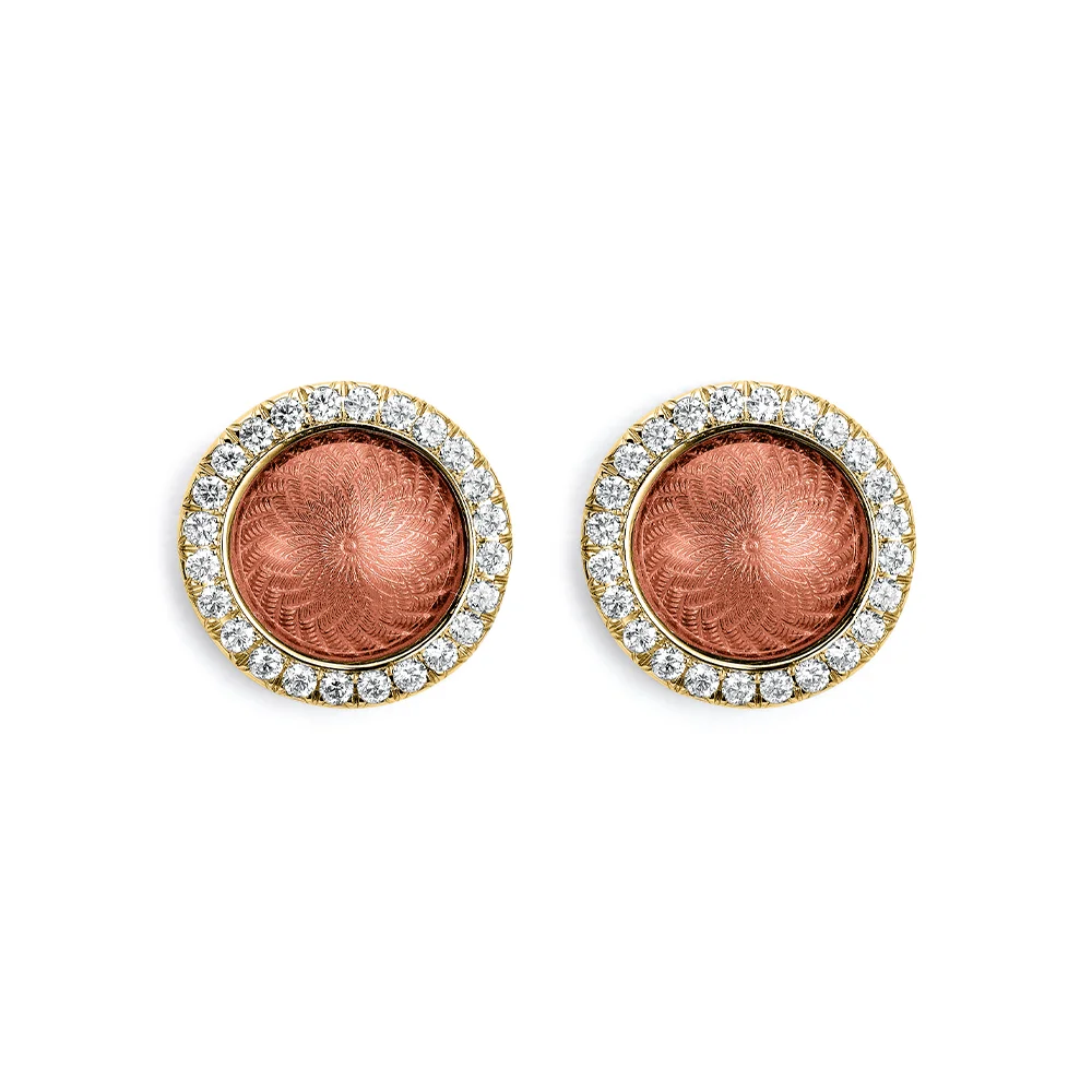 Bouton-Ohrschmuck Candy aus Gelbgold mit rundem, leicht gewölbtem Mittelteil, rosafarbener Emaille im Windmühlenmuster und 48 Brillanten, Durchmesser 12,2 mm.
