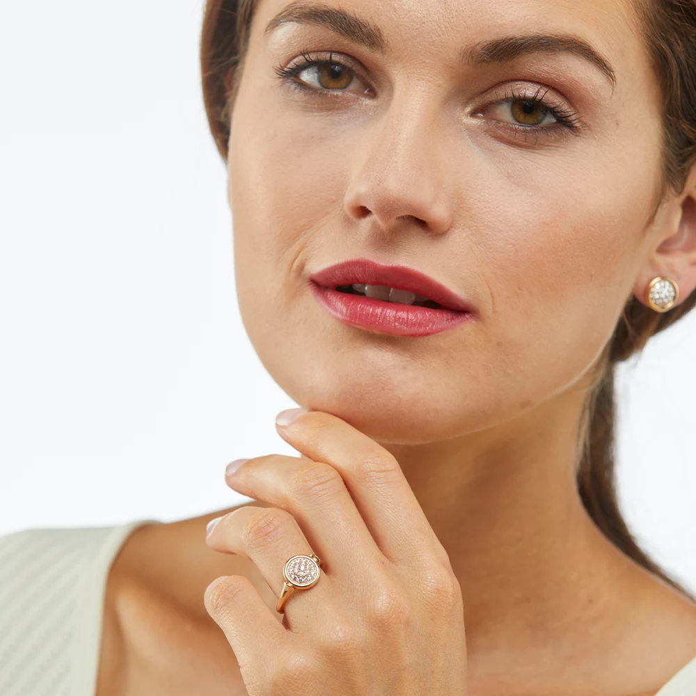 Jewelry set Candy round ear studs and ring in rose gold with diamond pavé, brilliant-cut diamonds, encircled by a rounded edge.