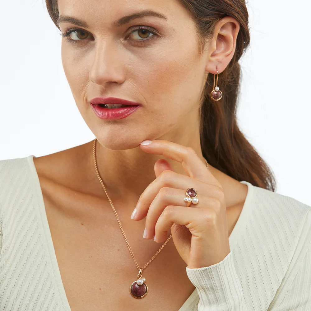 Schmuckset Candy, Ring, Anhänger und Ohrringe jeweils aus Gelbgold mit leicht gewölbter violetter Emaille-Oberfläche über Windmühlen-Guilloché, verziert mit Akoya-Perlen, eine davon mit einem Diamanten besetzt.